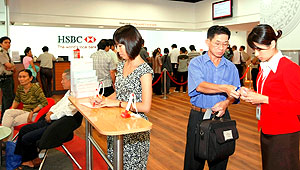 Những ngân hàng có nguồn vốn vững mạnh như HSBC sẽ tiếp tục đóng vai trò quan trọng trong việc chủ động đáp ứng những nhu cầu của khách hàng khi sự lạc quan của họ tăng cao và kinh doanh sôi động lại.