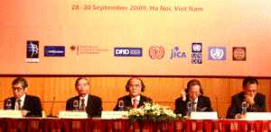 Phó Thủ tướng Thường trực Chính phủ Nguyễn Sinh Hùng phát biểu tại Diễn đàn.