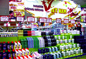 Nhiều câu khẩu hiệu người Việt dùng hàng Việt được chăng lên ở các siêu thị, cửa hàng bán lẻ