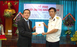 Ông Đinh Quốc Thái - Phó Chủ tịch UBND tỉnh Đồng Nai trao giấy phép đầu tư cho một trong 6 dự án tiêu biểu