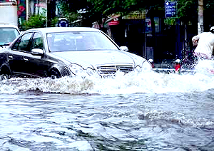 Sau những cơn mưa, TP.HCM lại ngập chìm trong biển nước