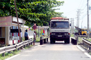 Xe lên bàn cân tĩnh Trạm cân DG