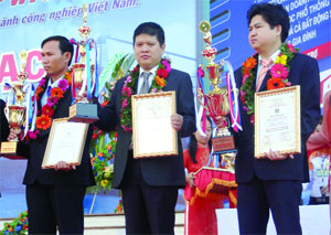 Anh Đoàn Võ Khang Duy (đứng giữa) nhận Cúp vàng thương hiệu hội nhập WTO - Bộ Công Thương